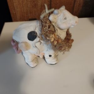 VINTAGE KRISTIN ART CHARMING POTTERY COW FIGURINE, WREATH AROUND NECK.